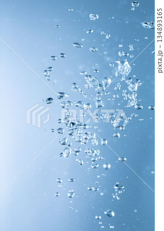 水を注ぐ 134893165