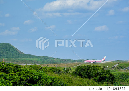 石垣空港を滑走するJAL機 石垣空港を滑走するJAL機 134893231