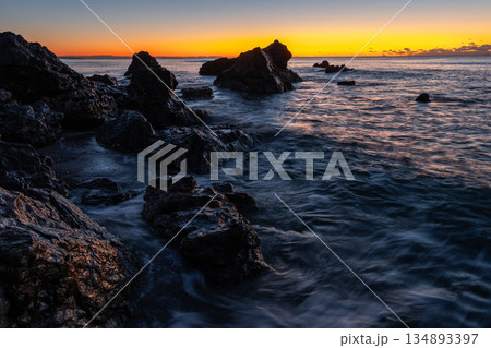 朝焼けと打ち寄せる波 134893397