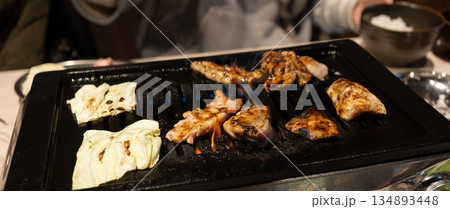 美味しい焼き肉を食べる 美味しい焼き肉を食べる 134893448