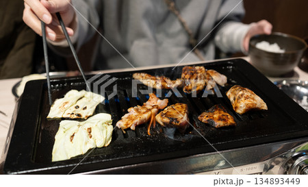 美味しい焼き肉を食べる 134893449