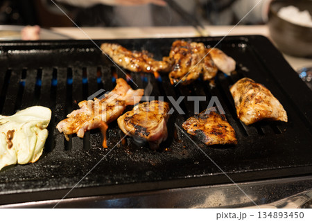 美味しい焼き肉を食べる 美味しい焼き肉を食べる 134893450
