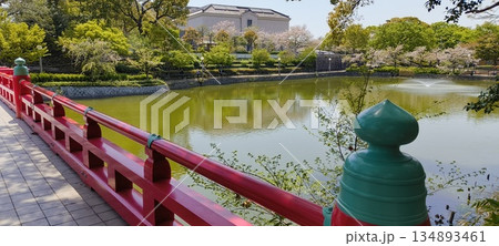 茶臼山の河底池に架かる和気橋 茶臼山の河底池に架かる和気橋 134893461