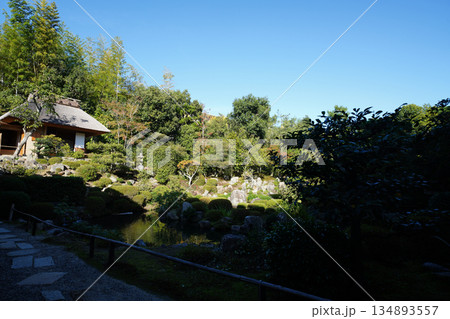 等持院の庭園の茶室 134893557