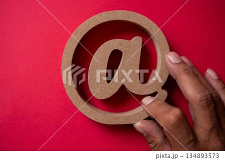赤背景にアットマーク 134893573