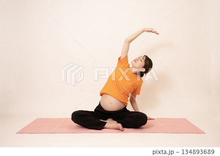 マタニティヨガをする女性 134893689