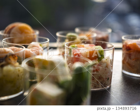 夕陽に映える彩り豊かな洋風オードブル 134893716