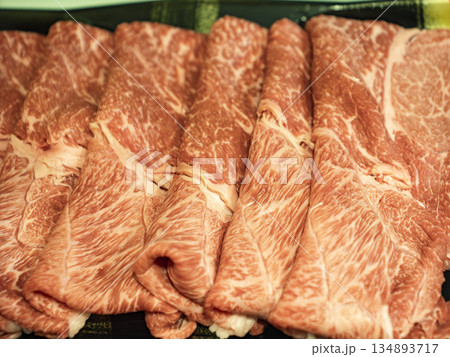 舌でとろける極上の霜降りすき焼き和牛 134893717