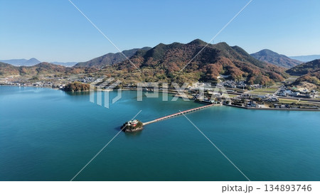 瀬戸内海に浮かぶ神社へと続く一本道 ― 香川県・津嶋神社本殿を望む絶景ドローン空撮 134893746
