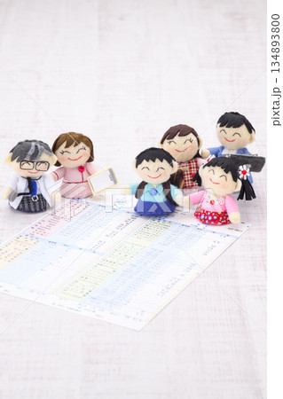 医師、看護師、家族の人形と健康診断の結果の用紙 医師、看護師、家族の人形と健康診断の結果の用紙 134893800