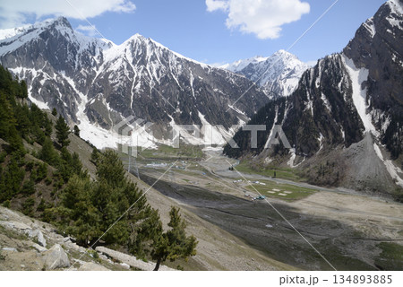 Zero Point is a viewpoint located in Sonamarg, Kashmir, India. Located at an altitude of 4,200 meters above sea level, it is known for its beautiful scenery of vast grasslands and snow-capped Himalaya 134893885