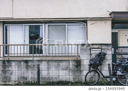 住宅街の家の窓と自転車 生活感が残る街並み 住宅街の家の窓と自転車 生活感が残る街並み 134893940