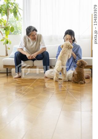 50代の夫婦と犬　犬との暮らしイメージ 134893979
