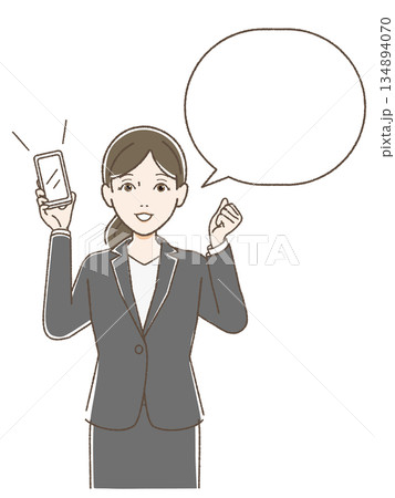 スマホを持ち笑顔でガッツポーズするスーツの女性 吹き出し付き スマホを持ち笑顔でガッツポーズするスーツの女性 吹き出し付き 134894070