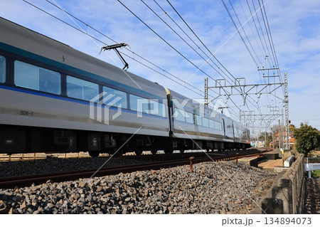 東武鉄道を走る特急リバティー号の電車 東武鉄道を走る特急リバティー号の電車 134894073