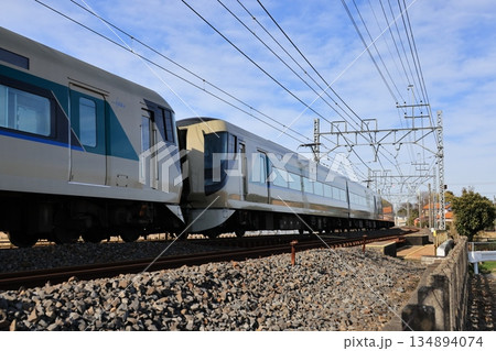 東武鉄道を走る特急リバティー号の電車 東武鉄道を走る特急リバティー号の電車 134894074