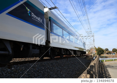 東武鉄道を走る特急リバティー号の電車 東武鉄道を走る特急リバティー号の電車 134894078