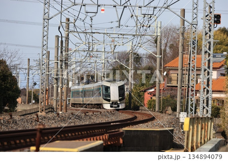 東武鉄道を走る特急リバティー号の電車 134894079