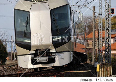 東武鉄道を走る特急リバティー号の電車 東武鉄道を走る特急リバティー号の電車 134894080