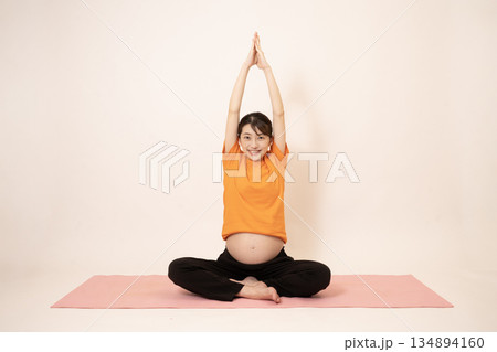 マタニティヨガをする女性 134894160