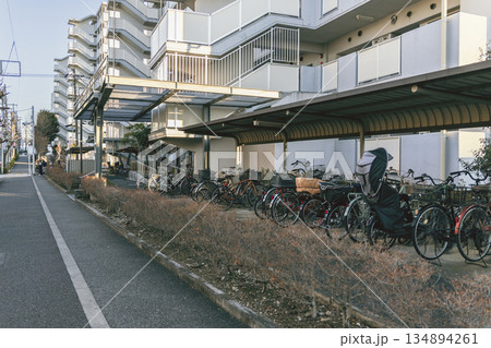 集合住宅の駐輪場と並ぶ自転車 住宅街の日常風景 集合住宅の駐輪場と並ぶ自転車 住宅街の日常風景 134894261