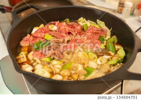 和牛で作ったすき焼きを煮込む 134894701