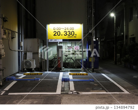 駐車場・夜のコインパーキング 駐車場・夜のコインパーキング 134894792