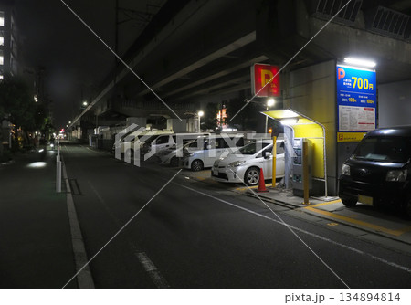 駐車場・夜のコインパーキング 134894814