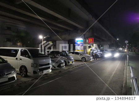 駐車場・夜のコインパーキング 駐車場・夜のコインパーキング 134894817