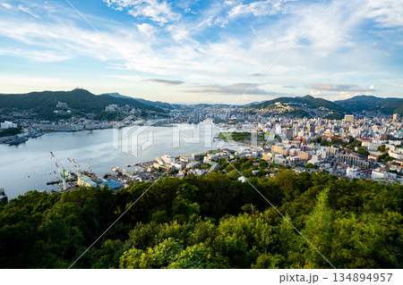 鍋冠山展望台から見る長崎市の夕景 鍋冠山展望台から見る長崎市の夕景 134894957