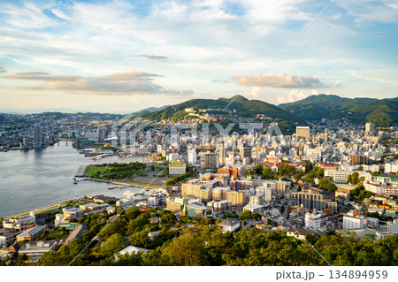 鍋冠山展望台から見る長崎市の夕景 鍋冠山展望台から見る長崎市の夕景 134894959