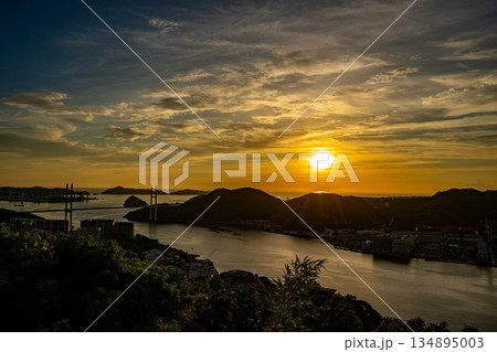鍋冠山展望台から見る女神大橋と夕景（長崎市） 134895003