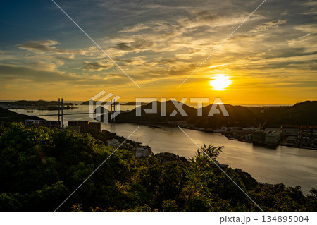 鍋冠山展望台から見る女神大橋と夕景（長崎市） 134895004