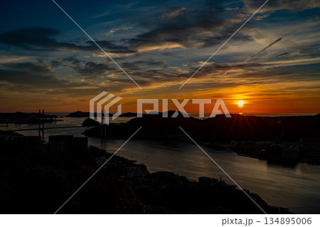 鍋冠山展望台から見る女神大橋と夕景（長崎市） 134895006