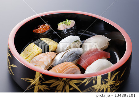 伝統的な寿司桶に盛り付けられた江戸前握り寿司一人前 134895101