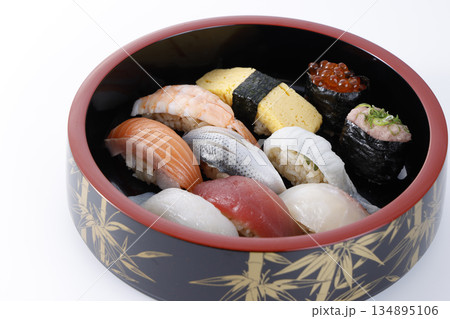 伝統的な寿司桶に盛り付けられた江戸前握り寿司一人前 134895106