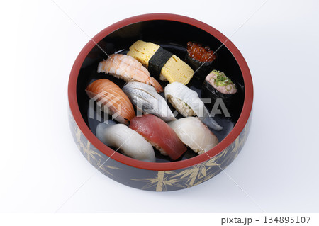 伝統的な寿司桶に盛り付けられた江戸前握り寿司一人前 134895107
