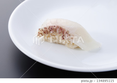 瑞々しく美味しそうな真鯛(まだい)の握り寿司 瑞々しく美味しそうな真鯛(まだい)の握り寿司 134895115