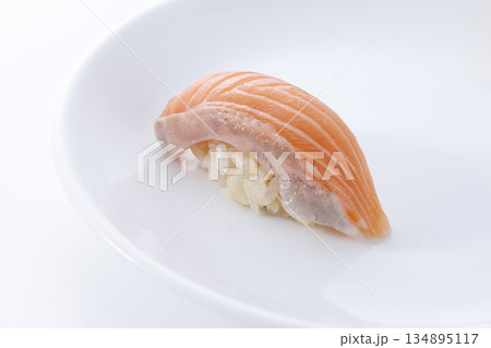 瑞々しく美味しそうなサーモンの握り寿司 瑞々しく美味しそうなサーモンの握り寿司 134895117