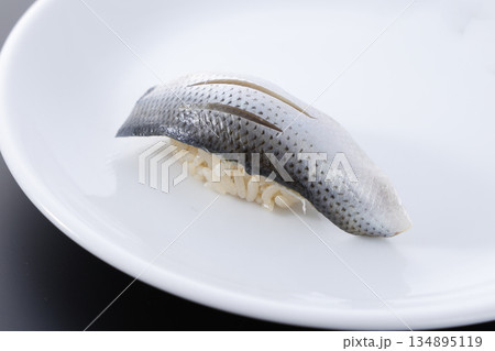 瑞々しく美味しそうなこはだの握り寿司 瑞々しく美味しそうなこはだの握り寿司 134895119