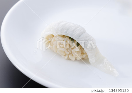 瑞々しく美味しそうなえんがわの握り寿司 134895120