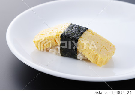瑞々しく美味しそうな玉子(たまご)の握り寿司 瑞々しく美味しそうな玉子(たまご)の握り寿司 134895124
