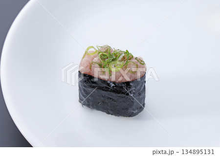 瑞々しく美味しそうなねぎとろ軍艦 134895131