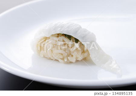 瑞々しく美味しそうなえんがわの握り寿司 134895135