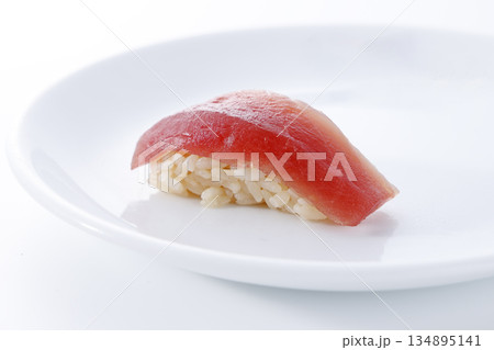瑞々しく美味しそうなまぐろ（赤身）の握り寿司 134895141