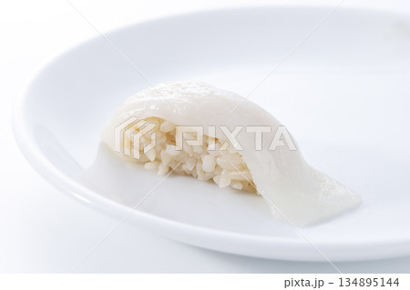 瑞々しく美味しそうないかの握り寿司 134895144