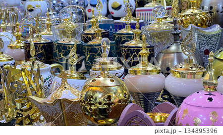 モロッコ｜異国情緒あふれる市場に並ぶキャンドルホルダー｜伝統工芸品 134895396