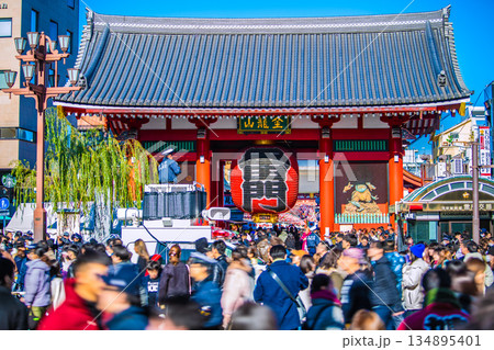 日本の東京都市景観元日。日本人の参拝客や外国人観光客らで賑わう浅草寺。新時代に…＝令和8年1月1日 134895401