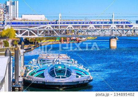 日本の東京都市景観元日。水上バス「ホタルナ」 や「りょうもう『カルピス』EXPRESS」などを望む 日本の東京都市景観元日。水上バス「ホタルナ」 や「りょうもう『カルピス』EXPRESS」などを望む 134895402