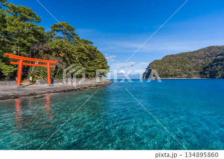 諸口神社　鳥居と駿河湾と富士山　「沼津市戸田」 134895860